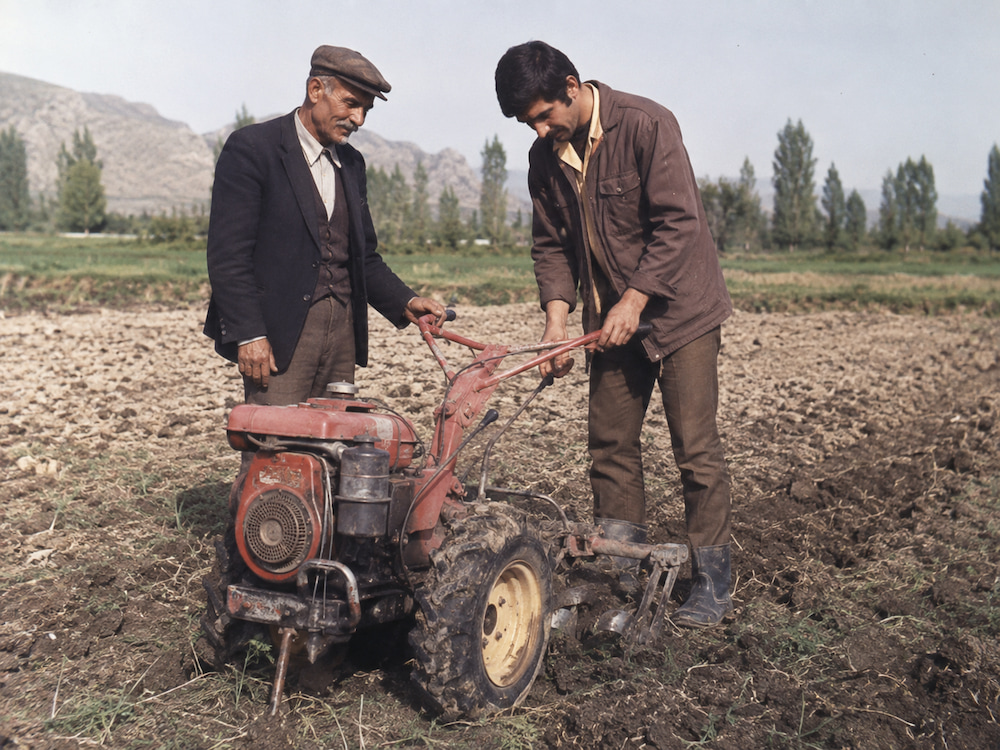 Tarım makineleri ve saha deneyimini temsil eden dönem karesi